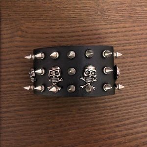 Spiked leather cuff with skulls